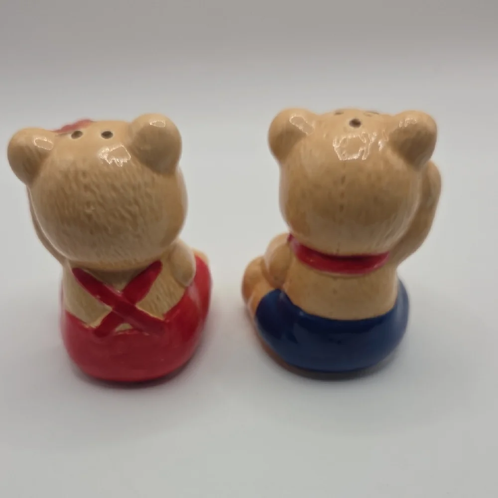 Salt and Pepper Shakers - Red and Blue. Bears. Vintage